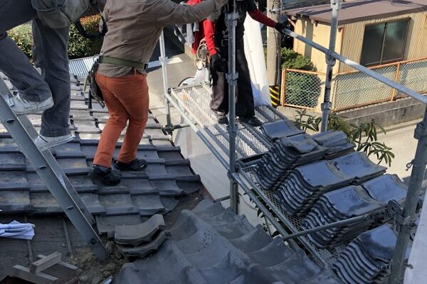 徳島県美馬市　屋根葺き替え工事　屋根のリフォーム方法　瓦の撤去　火災保険を使った修繕工事