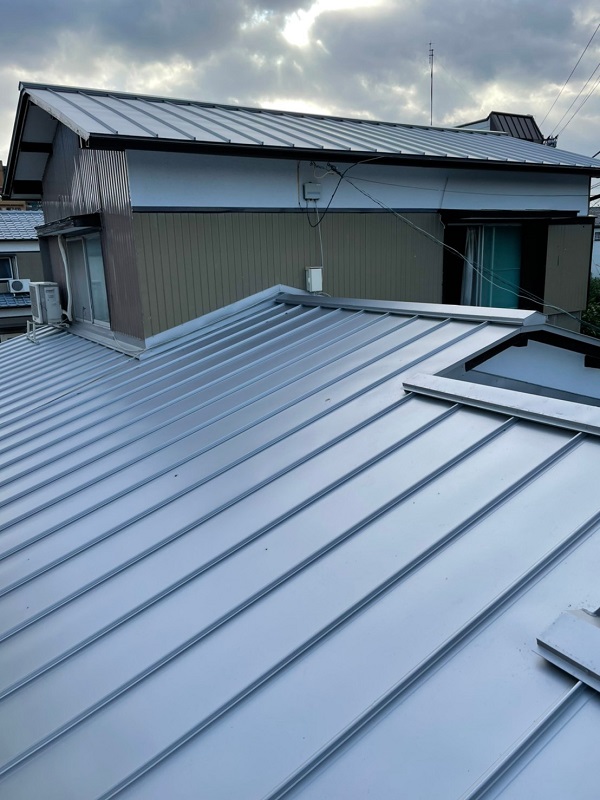 徳島県徳島市　M様邸　屋根葺き替え工事　ガルバリウム鋼板　完工