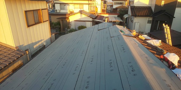 徳島県名西郡石井町　M様邸　雨漏り補修　屋根葺き替え工事、軒天上張り、庇板金張り替え