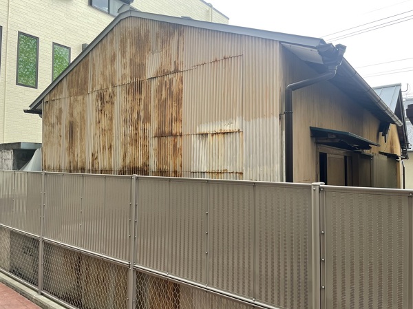 徳島県徳島市　T様邸　屋根葺き替え・外壁カバー　施工前の状況 (2)